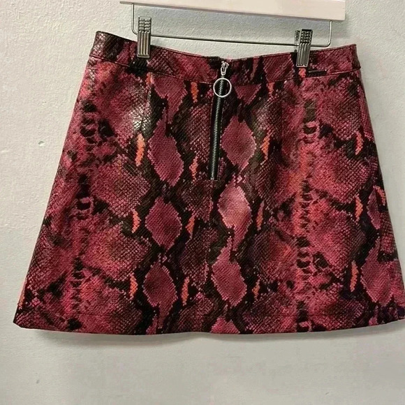 GUESS  Yolanda Snake Print Faux Leather skirt size medium - Picture 2 of 5